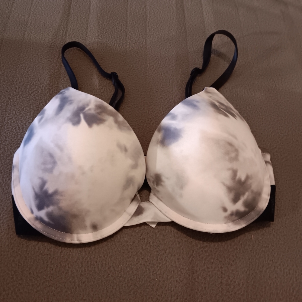 32D Victoria Secret PushUp Bra